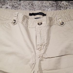 Khaki bermudas!